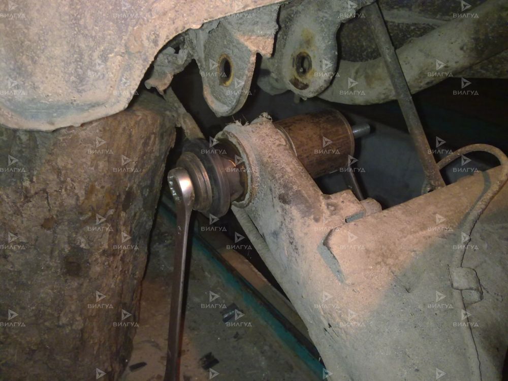Замена сайлентблоков передней балки Volvo 440 в Уфе
