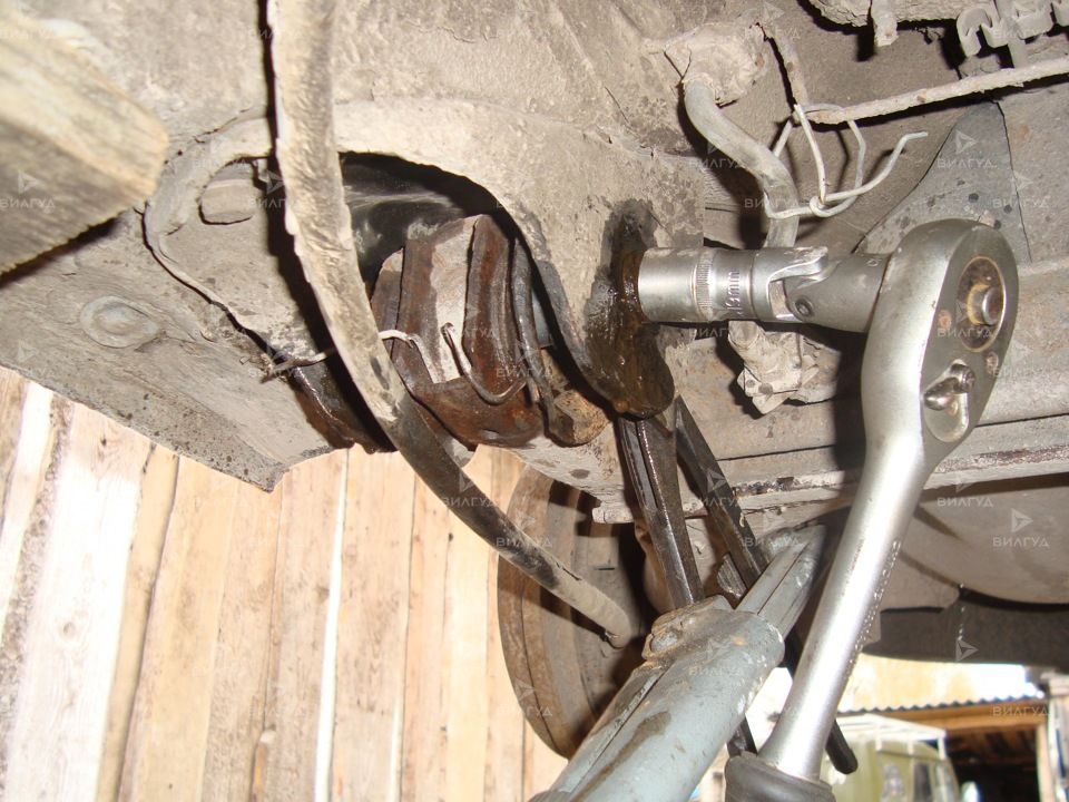 Замена сайлентблоков задней балки Mazda 323 в Уфе