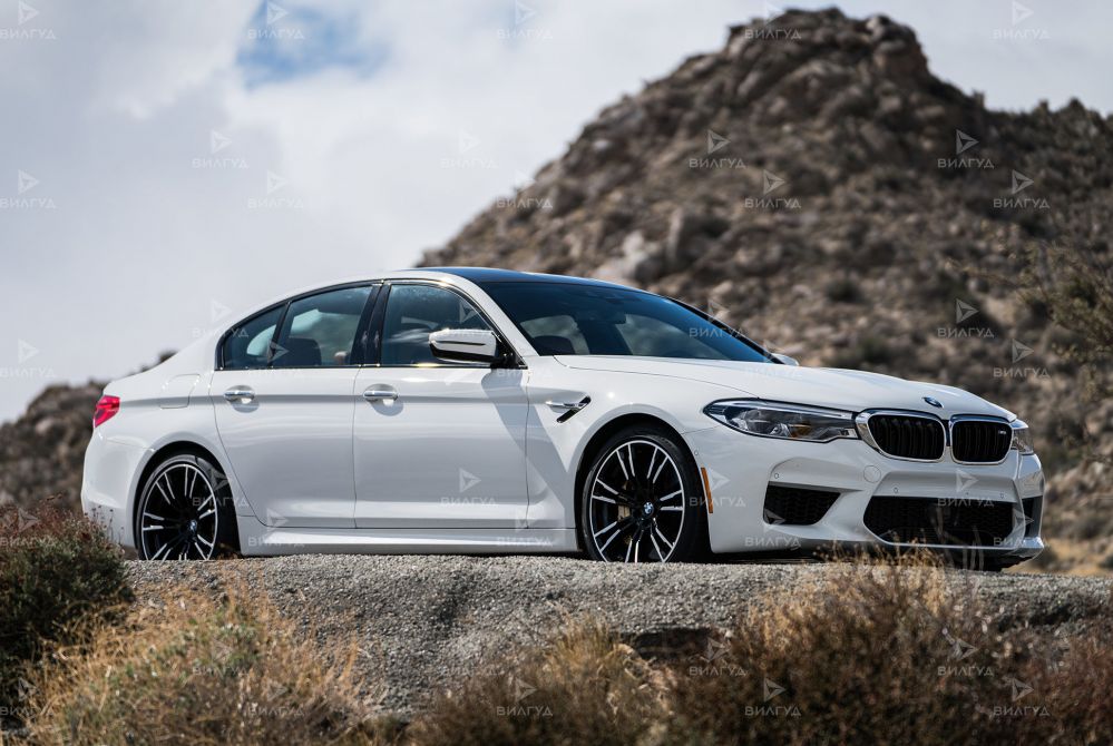 Замена салонного фильтра BMW M5 в Уфе